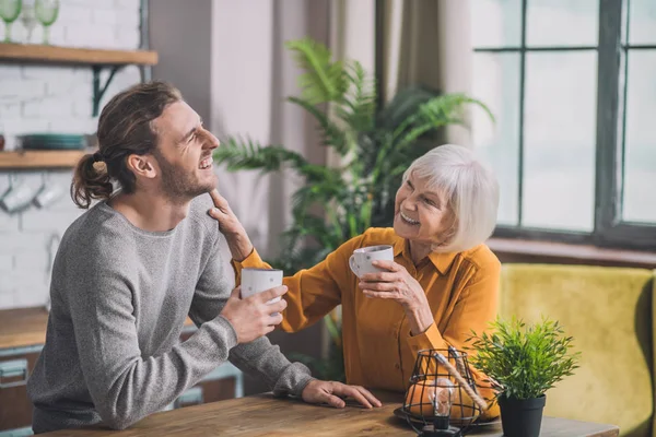 Grey-haired mamá y su hijo tomando café juntos —  Fotos de Stock