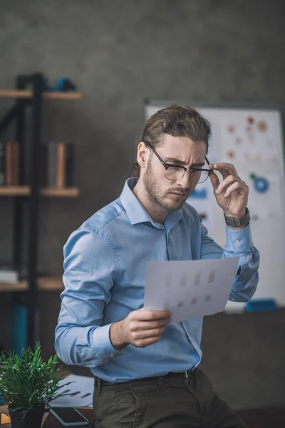 Joven barbudo con camisa azul pensando en su proyecto — Foto de Stock