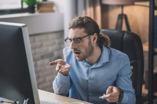 Bärtiger Mann im blauen Hemd nimmt eine Pille — Stockfoto