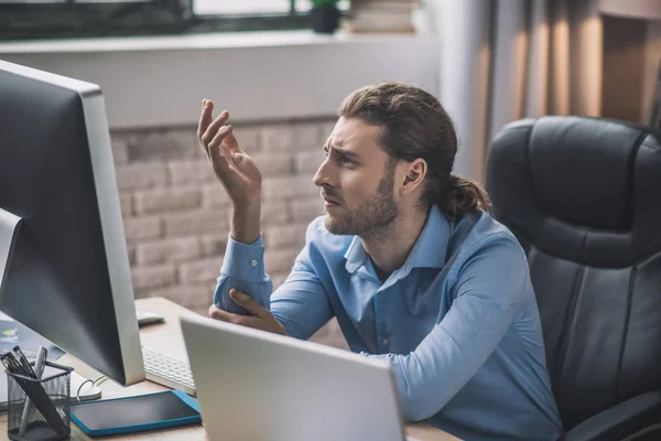 Young bearded man in eyeglasses looking confused — Stock Photo, Image