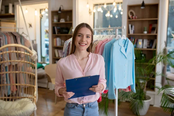 Joven diseñadora está en su oficina . — Foto de Stock