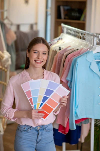 Elegante designer de roupas femininas trabalhando com escalas de cores . — Fotografia de Stock