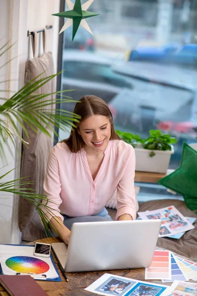 Bella ragazza che lavora in un computer portatile in ufficio . — Foto Stock