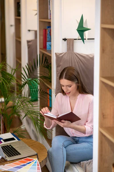 Successful concentrated businesswoman working on her project. — Stock Photo, Image