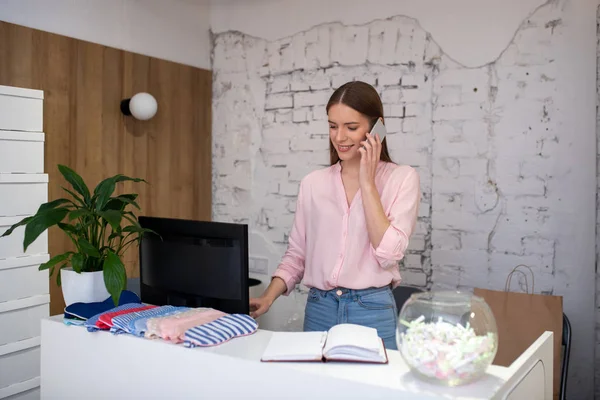 Mladá krásná žena pracující jako office manager — Stock fotografie