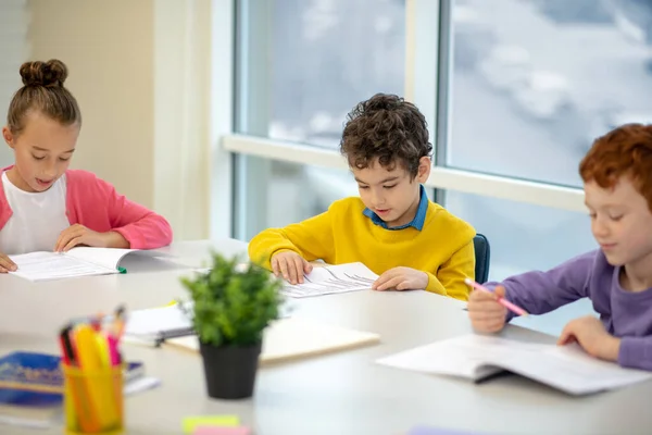 Tres niños estudiando juntos en la clase —  Fotos de Stock