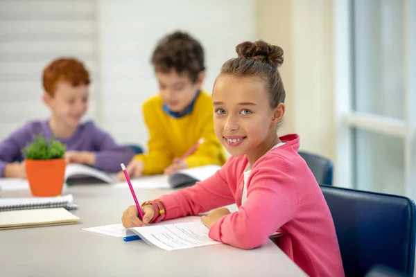 Gelukkig meisje gevoel gelukkig tijdens haar lessen — Stockfoto