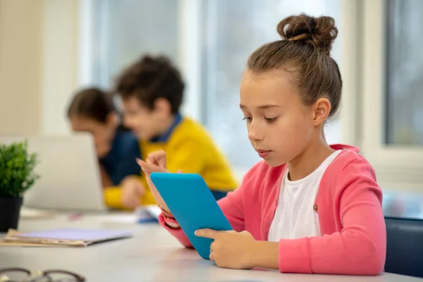 Niña usando tecnologías modernas en el aprendizaje — Foto de Stock