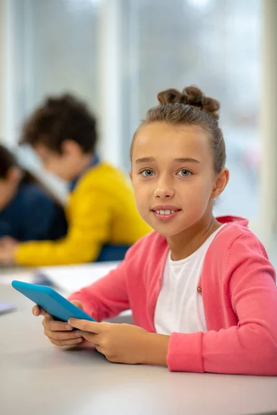 Όμορφο κορίτσι απολαμβάνει τη χρήση σύγχρονων συσκευών στο σχολείο — Φωτογραφία Αρχείου