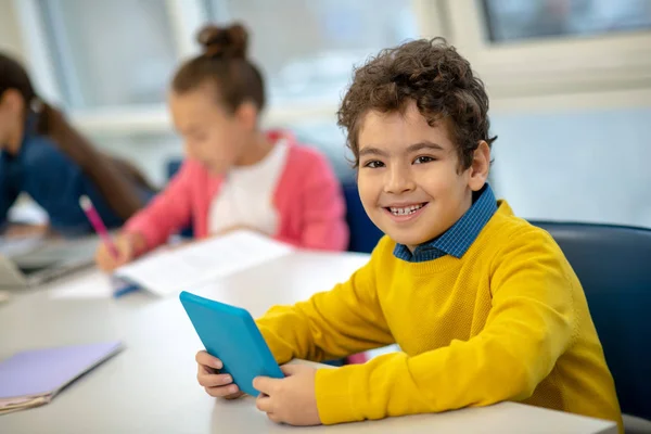 Alumno siendo feliz usando dispositivos modernos en la escuela —  Fotos de Stock