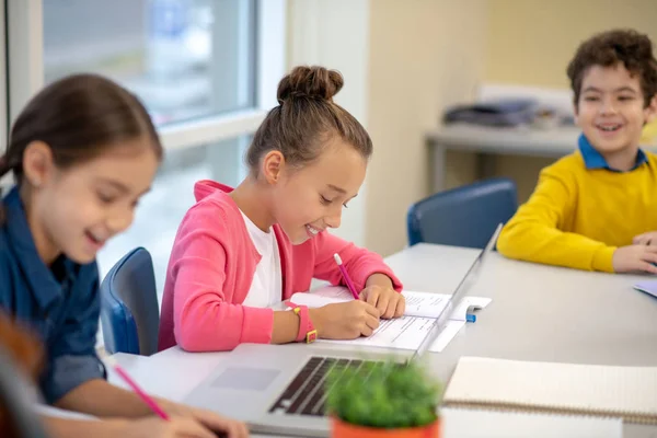 Kinderen die gelukkig zijn tijdens hun les op de smart school — Stockfoto