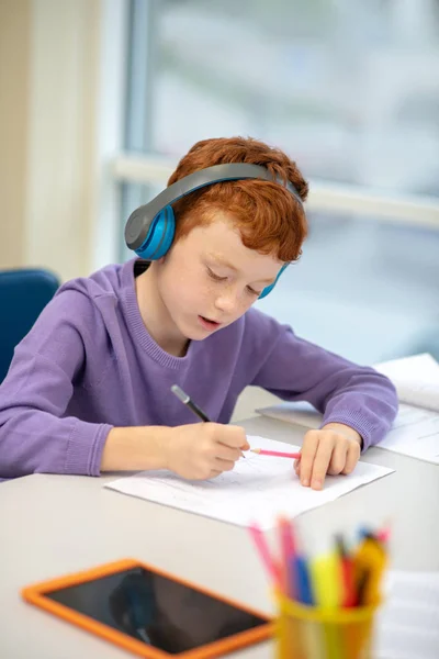 Συγκεντρωμένος μαθητής ακούει το έργο του και απαντά — Φωτογραφία Αρχείου