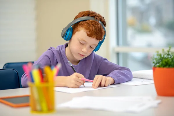 Pequeño niño concentrado en sus tareas — Foto de Stock