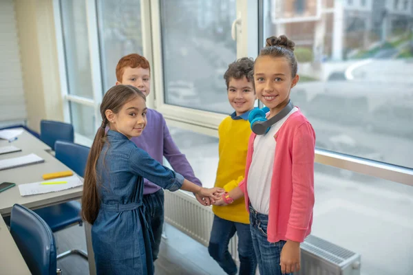 Happy school children preparing to work in team — Stock fotografie