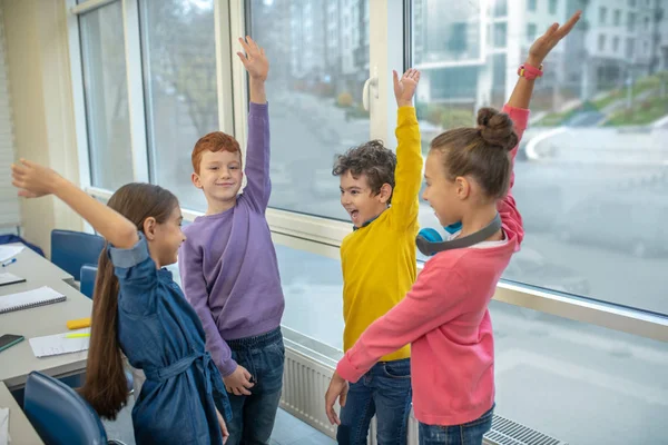 Děti hrající si během hodiny ve škole — Stock fotografie