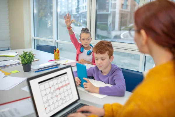 Serieus meisje bereid om te antwoorden tijdens de les — Stockfoto