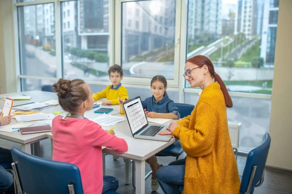 Teacher working with a small group of kids — Stock Photo, Image