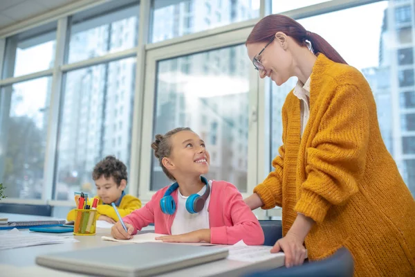 Glimlachende leraar lof schoolmeisje voor haar inspanningen — Stockfoto