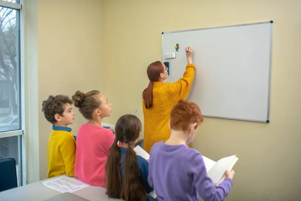 Lehrer erklärt der Schülergruppe ein Thema — Stockfoto