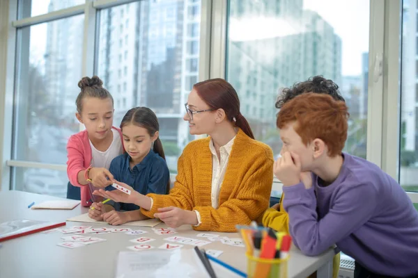 Gruppe von Kindern lernt mit ihrem Lehrer Buchstaben — Stockfoto