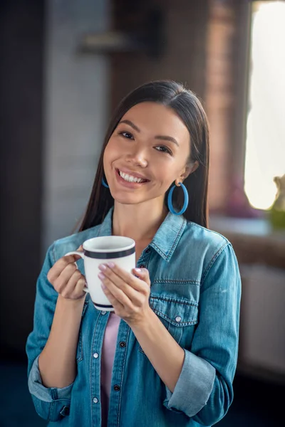 Gelukkige jonge vrouw met een koffiepauze — Stockfoto