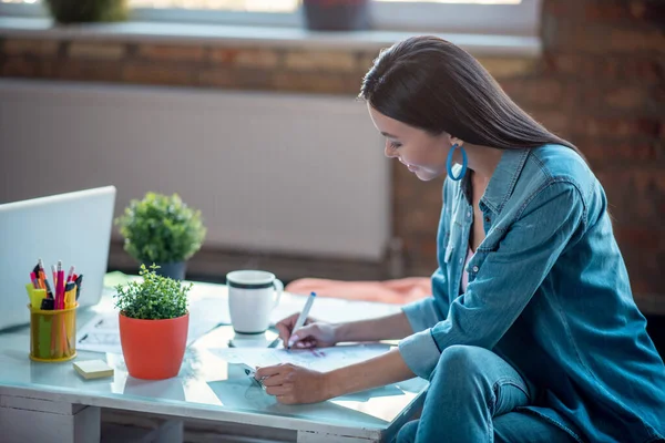 Glücklich gut aussehende nette Frau, die Notizen macht — Stockfoto