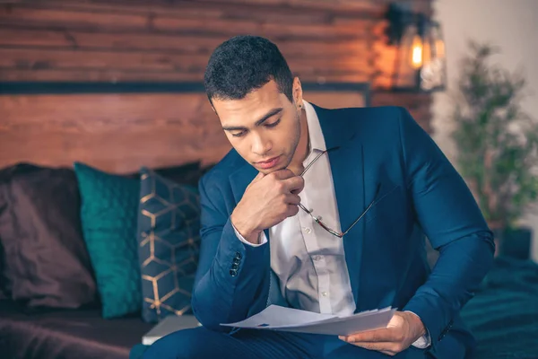 Hombre joven de pelo oscuro en chaqueta elegante buscando reflexivo — Foto de Stock