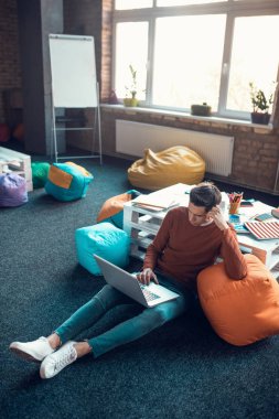 Serbest çalışanın en üst görüşü karmaşık bir görev yaparken düşünceli hissetmesi.