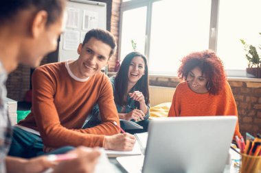 Öğrenciler birlikte eğlenirken gülüyorlar ve sınavlara hazırlanıyorlar.