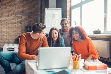 Öğrenciler ara verip komik videolar izlerken gülüyorlar.