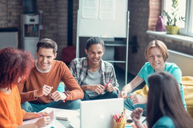 Neşeli öğrenciler Webinar 'ı izledikten sonra grup tartışması yapıyorlar