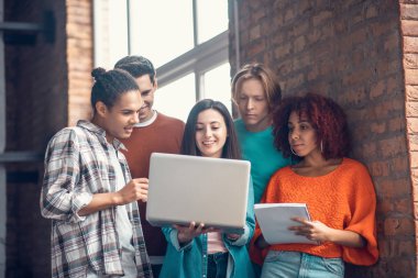 Öğrenciler tartışırken ve not alırken webinar izlerken