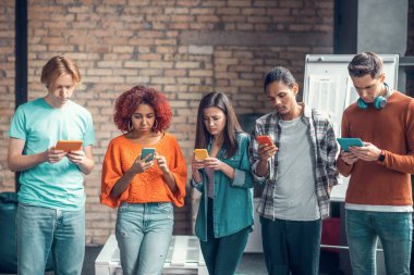 Sosyal medya bağımlılığı olan öğrenciler akıllı telefonlarını kullanıyorlar