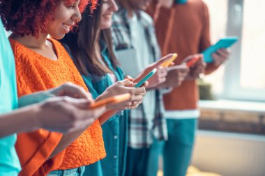 Öğrenciler sosyal medyaya bağımlıyken aygıtlarını kullanıyorlar