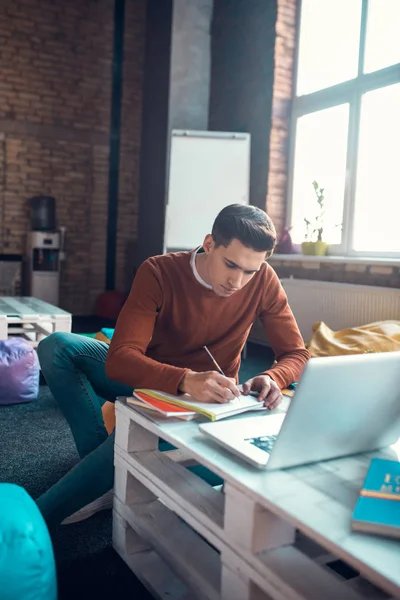 Stilig student sitter framför laptop och studerar hårt — Stockfoto