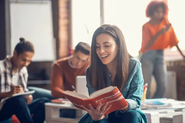 Estudiante radiante sintiéndose feliz mientras estudia lengua extranjera — Foto de Stock