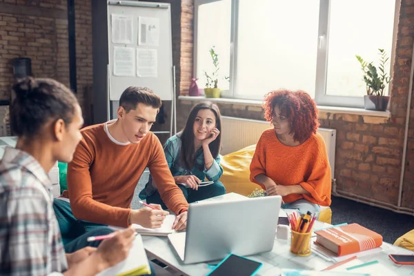 Fleißige Schüler lernen fleißig, während sie sich auf ein gemeinsames Gruppenprojekt vorbereiten — Stockfoto