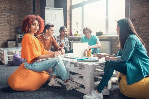 Grupp av studenter som sitter vid bordet och diskuterar sitt grupprojekt — Stockfoto