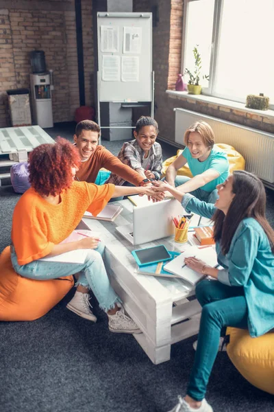 Estudiantes disfrutando de su trabajo en equipo mientras estudian juntos —  Fotos de Stock