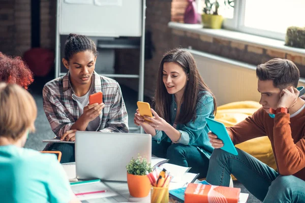 Estudiantes que usan gadgets mientras buscan información — Foto de Stock