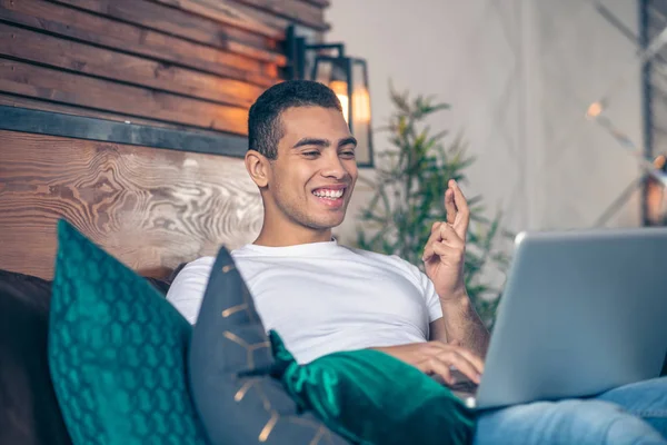 Szczęśliwy facet podczas rozmowy wideo patrząc na ekranie laptopa. — Zdjęcie stockowe