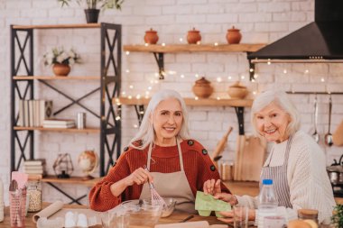 Mutlu görünen iki yaşlı kadın birlikte vakit geçiriyorlar.