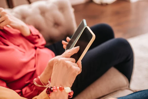 Nahaufnahme von wmans Händen, die ein Smartphone halten — Stockfoto