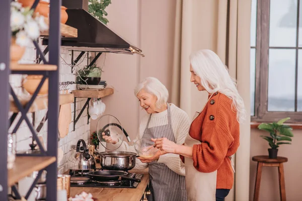 Dos ancianas preparando el desayuno — Foto de Stock