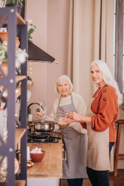 Dos ancianas de pie en la cocina — Foto de Stock