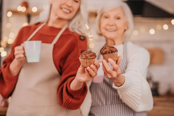 Dos señoras de pelo gris cocinando en la cocina moderna — Foto de Stock