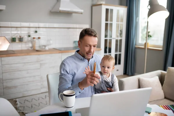 Rijpere vader en zijn mooie dochtertje zitten aan tafel — Stockfoto