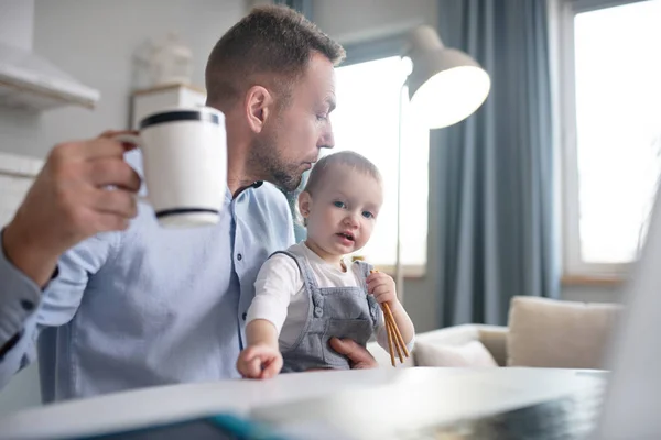 Gammal far och hans söta lilla dotter spenderar morgonen tillsammans — Stockfoto