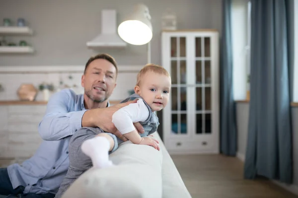 Mature father spending his time at home with his child — 스톡 사진