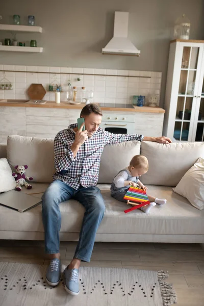 Muž, který vypadá zaneprázdněně, když telefonuje — Stock fotografie